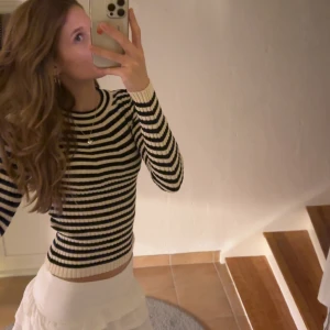 Randig ribbad tröja från Pieces - Säljer en snygg randig tröja från Pieces i svart och beige. Tröjan är ribbad och har långa ärmar, Passar bra till både jeans och kjol. Köpte för 400kr Hör av dig vid intresse! 