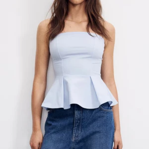 Ljusblå topp - Supersnygg volangtopp, aldrig använd så precis som en ny. Skriv vid frågor