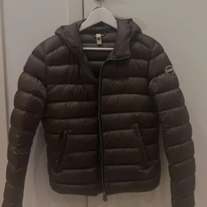 Colmar jacka - Säljer min brun/gröna colmar jacka. Storlek 38 i italiensk storlek. Passar mig som har s i vanliga fall. Mycket bra skick