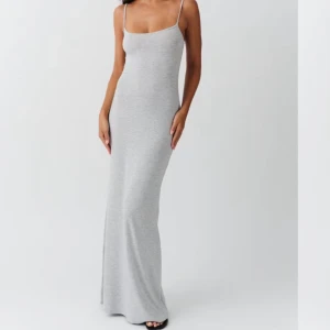 Grå långklänning med smala axelband - Snygg och stilren grå långklänning med smala axelband. Perfekt för en minimalistisk look. Klänningen är endast andvänd ett fåtal gånger och säljer för att den inte kommer till andvändning. Skriv gärna för flera bilder 💗