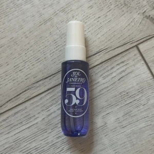 Sol de Janeiro Cheirosa 59 Perfume💘 - Säljer en Sol de Janeiro Cheirosa 59 Perfume, har aldrig använt och jag köpte den för 3 dagar sen, (30ml)💕