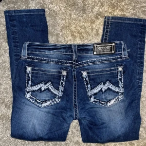 Lågmidjade Miss Me jeans - Assnygga lågmidjade miss me jeans i storlek 29 straight modell!! Passar bra i längden på någon runt 160💋