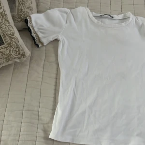 vit tröja från zara  - Vanlig tröja med spets vid armen från zara. Alla saker kan visas på privat, kostar 120 perfekt till vardags💗 kontakta privat för intresse ☺️