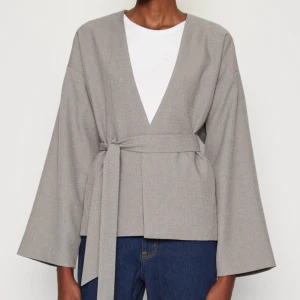 Grå kavaj  - Grå kavaj/kofta skit snygg använd en gång från MSCH Copenhagen, nypris 1095kr pris går att diskuteras dock!!