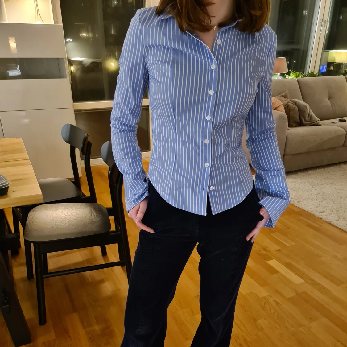 Blå och vit randig skjorta - 1