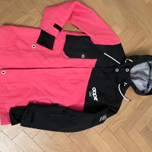 Rosa och svart jacka från Dope - Skidjacka från dope. Storlek 3XS. I bra skick.