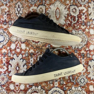 Saint Laurent Skor - Hej! Säljer nu mina skor från märket Saint Laurent storlek 41, bra skick. Tveka inte på att höra av dig om du har frågor eller funderingar kring skorna!