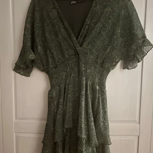 Grön mönstrad klänning från Zara - Så snygg klänning från Zara! Helt slutsåld och mycket unik😍passar året runt!