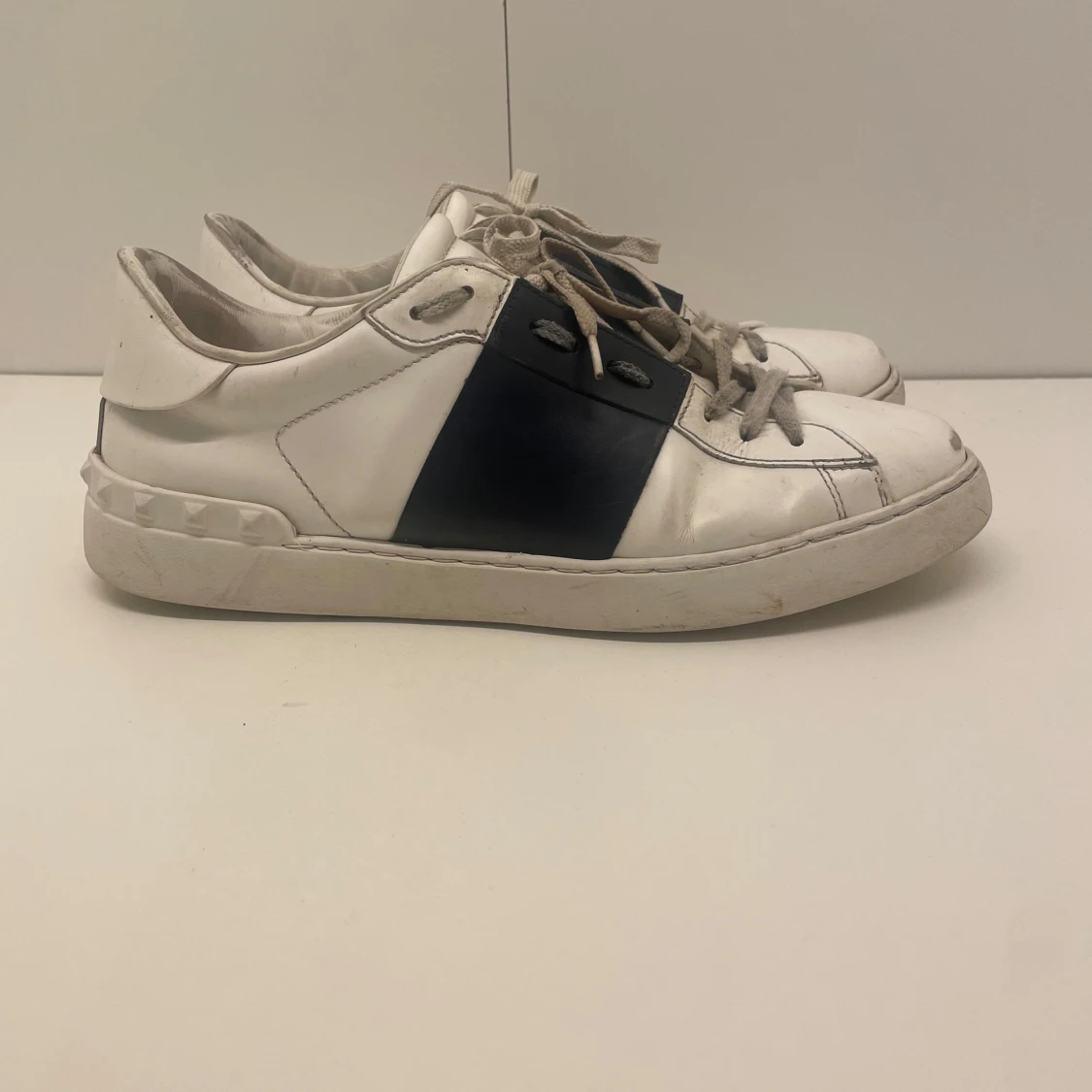 Valentino sneakers i vitt och svart - 2