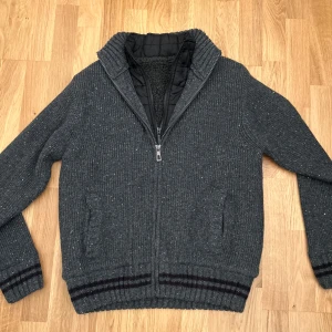 Stickad cardigan - Riktigt snygg cardigan med fleece och foder som är perfekt inför vintern, väldigt eftertraktad. Storlek M! För mer bilder eller frågor är det bara att höra av sig!