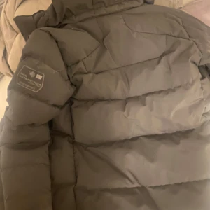 Svart pufferjacka från Sail Racing - Säljer en svart pufferjacka från Sail Racing. Perfekt för kalla dagar. Har inte använt jackan jätte ofta då det är barn storlek 176.