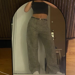 Leopardmönstrade byxor - Snygga leopardmönstrade byxor med en loose passform. Perfekta för att ge din outfit en trendig touch. Byxorna har en rak stil och är tillverkade i ett bekvämt material. Nypris 699kr