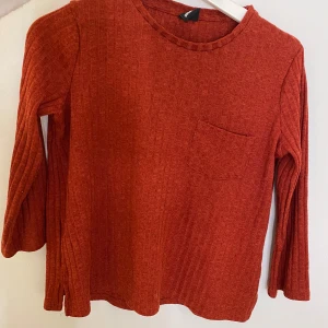 Röd tröja -  kan användas vardagligen eller som myskläder, öppen för prisförslag 