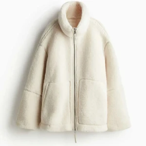 Beige teddyjacka från H&M - Så mysig och trendig jacka!!!! Slutsåld på hm. Perfekt för kyliga dagar med sin fluffiga och varma design. Skriv vid alla frågor🤎🤎har en likadan i brun/grå, hade även kunnat tänka mig sälja den vid intesse!