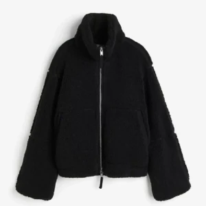Svart teddyjacka från H&M - Slutsåld svart teddy jacka i storlek M 🤍Kan även byta mot en likadan i storlek S.