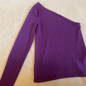 Enärmad tröja  - Säljer denna tröja ifrån Gina Stl xs/s i bra skick 