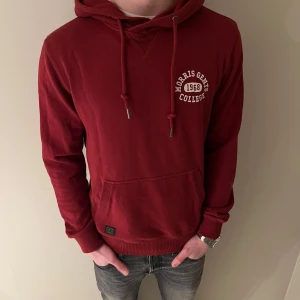 Morris hoodie - Tjena säljer nu denna riktigt feta hoodie från Morris storlek M. Skick 8/10 passar perfekt nu inför våren!!!😊😊✌️✌️