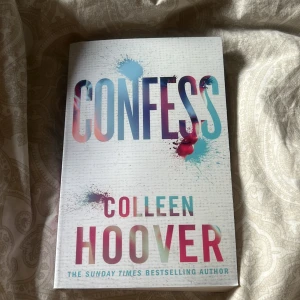 Confess - Boken 'Confess' av Colleen Hoover handlar om att riskera allt för kärleken och att hitta sitt hjärta någonstans mellan sanning och lögn. Den är en Sunday Times bestseller och innehåller både text och illustrationer. Boken är ej läst här endast köpt den och satt den i bokhyllan då jag tyckte boken var fin🌸