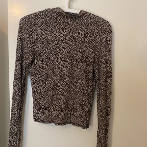 Långärmad tunn leopard tröja - Säljer denna söta tröja ifrån Gina, har tyvärr ett hål vid ärmen men går att sy ihop