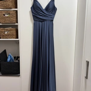 Balklänning från Cinderella Divine - En otroligt fin balklänning som endast är använd en kväll och har knappt några tecken på användning. 