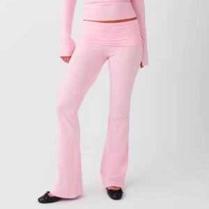 Rosa byxor med utsvängda ben - Snygga rosa byxor med bootcut-stil och hög midja. Perfekta för en trendig look med en tight passform upptill och utsvängda ben. Tillverkade i ett mjukt och bekvämt material.