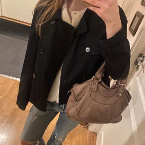 Trenchcoat/kappa - En kort svart kappa köpt secondhand. Har tyvärr ingen lapp men passar mig som vanligtvis har S🌟