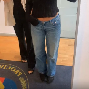 Blåa jeans - Snygga jeans som tyvärr inte andvönda längre, i storlek S och är i mycket bra skick!