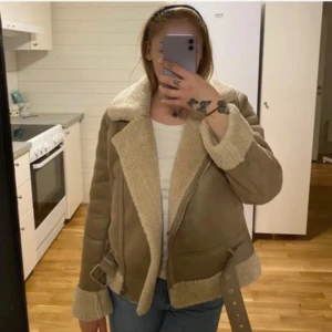Beige jacka från stradivarius  - Säljer min jacka från stradivarius helt ny använd bara 2 gånger storlek M men passar även som S köpt från Zalando nypris - 800kr