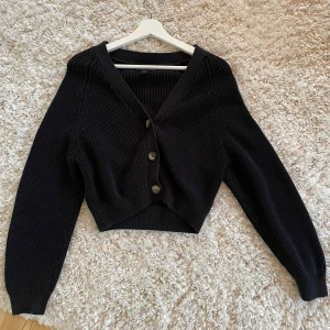 Svart kofta från Monki - Säljer en snygg svart kofta från Monki i storlek XXS men är mer som en S. 