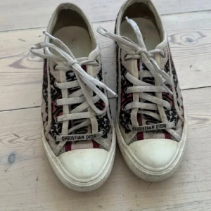 Dior skor  - Super snygga och unika skor ifrån Christian dior med en blommig design! Går enkelt att tvätta❤️