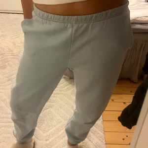 Ljusblåa mjukisbyxor - Säljer mina gosiga mjukis byxor från Gina Tricot, En liten defekt längst ner på vänstra benet bläddra för att se🩵