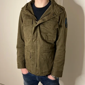 Zadig & Voltaire jacka (NY) - Säljer nu en helt ny Zadig & Voltaire fältjacka i strl M för endast 999kr! Pris är ej hugget i sten, hör av dig i dm vid funderingar 🙌