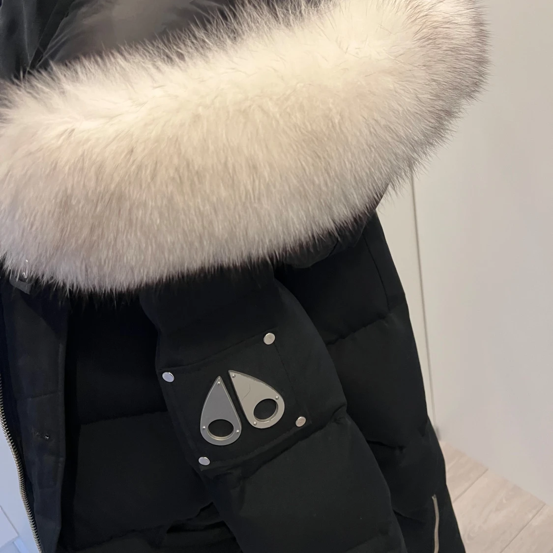 Svart Moose Knuckles jacka med vit päls  - 92