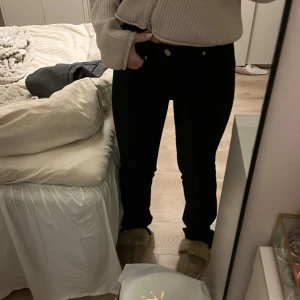 Jeans från Zara! - Snygga svarta jeans från Zara, midwaist, flare, storlek 34, lite långa på mig som är 158cm 🤍