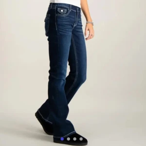 Mörkblå bootcut jeans - Snygga mörkblå bootcut jeans med kontrasterande vita sömmar. Jeansen har en klassisk femficksdesign och är perfekta för en avslappnad stil. De har en knapp och dragkedja framtill. skriv privat för bilder, är i super bra skick ❤️bara lite slitet i slutet av fötterna vid hälen men inget man märker av eller tänker på. storlek 164, 3-5cm för långa på mig som är 1,57. kontakta mig gärna innan ni köper❤️