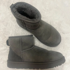 Gråa UGGs - Säljer ett par grå UGGS  i mocka med mjukt foder. Väldigt sparsamt använda då jag haft andra par jag använt istället.