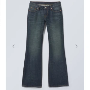 Lågmidjade jeans - Helt oanvända jeans från Weekday då dom var för små för mig. Färgen är som bild 1. Storlek w 25 L 34. Model: Nova Low Slim Bootcut Jeans. Skriv för frågor