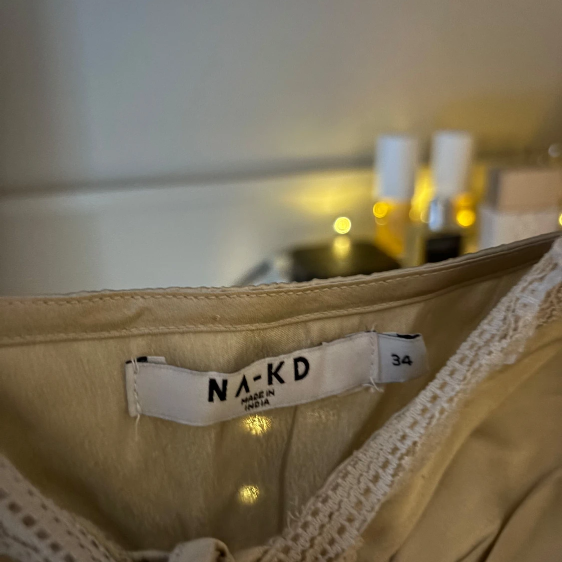 Guldigt linne från NA-KD - 91