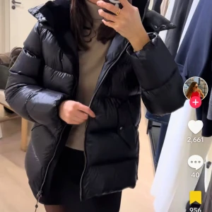 Massimo dutti svart pufferjacka - Helt slutsåld Massimo dutti jacka! Köpt nyligen och använd ett fåtal gången men i väldigt bra skick. Den är bara inte min stil:)