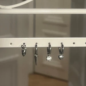 Populära Edblad örhängen - Säljer dom här söta Edblad örhängena i stål💕har aldrig kommit till användning, så nästan som nya💕Nypris 499💕Gratis frakt💖