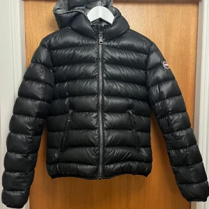 Colmar Down Jacka Dam - Ny och oanvänd Colmar dunjacka strlk 44 modell 2286N i färg svart-dark steel. Nypris ca 4300kr, säljer nu för 3000kr.  Den sitter tyvärr inte helt bra på mig 🥲. Colmar ör små i storlekarna, den ör mer som en normal medium till small. 