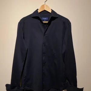 Eton skjorta - Mörkblå etonskjorta i nyskick, kontakta ifall du vill ha fler bilder! Nypris 1700kr