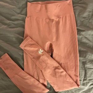 Rosa träningstights - Helt oanvända ljusrosa seamless träningstights, säljer pga att de inte har kommit till användning Storlek Xs/S