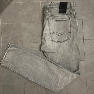 Replay anbass - Säljer ett par Replay anbass med en skön grå färg. Säljer eftersom att de inte helt var i min storlek. Storleken är 32/32. Nypris:1200 och mitt pris:449. 