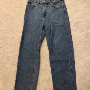 Blå jeansbyxor baggy - Klassiska blå jeansbyxor med baggy passform. Storlek 31/32. Byxan är i mycket bra skick och är knappt använd. 