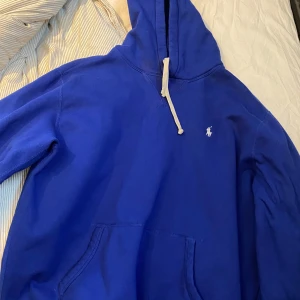 Blå Ralph lauren hoodie - Säljer nu en fet Ralph lauren hoodie, priset jag tänkt är 500kr. Är ni intresserade hör gärna av er, mvh Albin😊