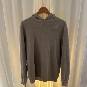  Cashmere hoodie Oscar Jacobsson - Säljer en stilren beige cashmere hoodie från Oscar Jacobsson! Skicket är mycket bra och köpt ny för 3000. Storlek L men sitter som M och säljer nu denna för 1399. Hör av dig vid minsta lilla fundering😁