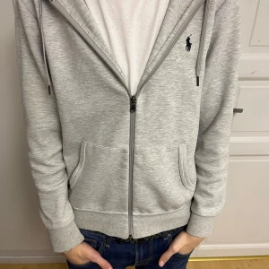 Hoodie från Polo Ralph Lauren - Hej, säljer min Polo Ralph Lauren hoodie i storlek S då jag inte använder denna hoodie längre. Hoodien är sjukt snygg och är väldigt skön om du bara vill ta det lugnt och softa, riktigt skön hoodie att använda under våren. Nypris: 2200kr Hör av er vid minsta intresse eller frågor!!