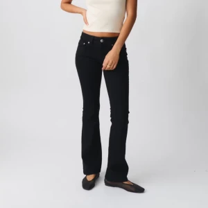Svarta lågmidjade bootcut jeans - Säljer dessa svarta lågmidjade jeans från Gina i storlek 34❤️