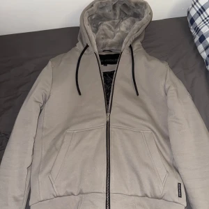 Moose Knuckles Bunny - Storlek S i en mycket fin och sällsynt färg, köpt på johnells för 3500kr kvitto finns, för mer bilder eller frågor är det bara att fråga